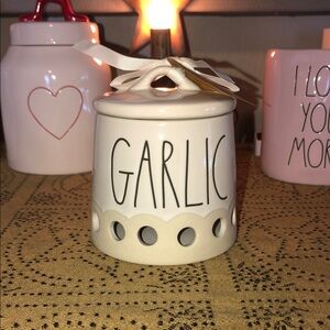 Rae Dunn GARLIC Cellar (Scalloped Sand Bottom)